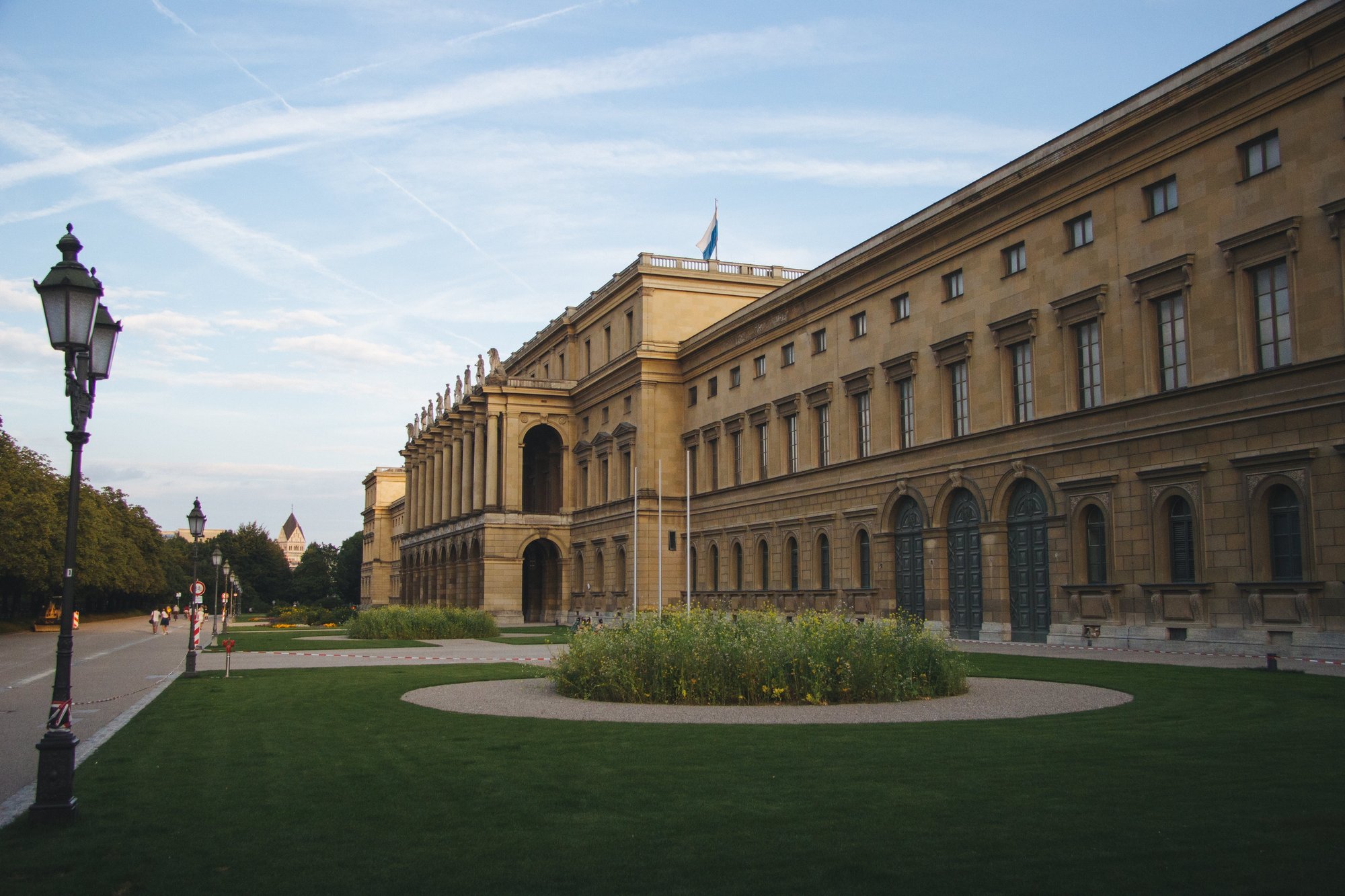 hercules-hall-surrounded-by-greenery-sunlight-daytime-munich-germany-min hercules-hall-surrounded-by-greenery-sunlight-daytime-munich-germany-min